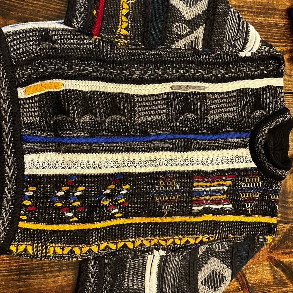 COOGI Black and White Crewneck Sweater with Textured Patterns